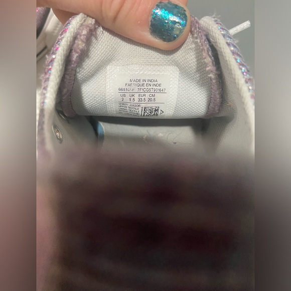 Kids shimmery purple converse size 2 *inspect photos for wear - Picture 2 of 10